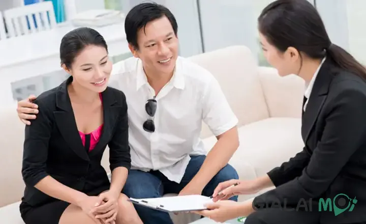 Chuyên gia bất động sản đang tư vấn cho khách hàng về cách mua bán nhà đất hiệu quả