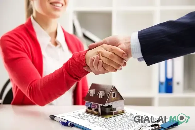 Người mua và người bán nhà tại xã An Lương cùng môi giới bất động sản xem nhà