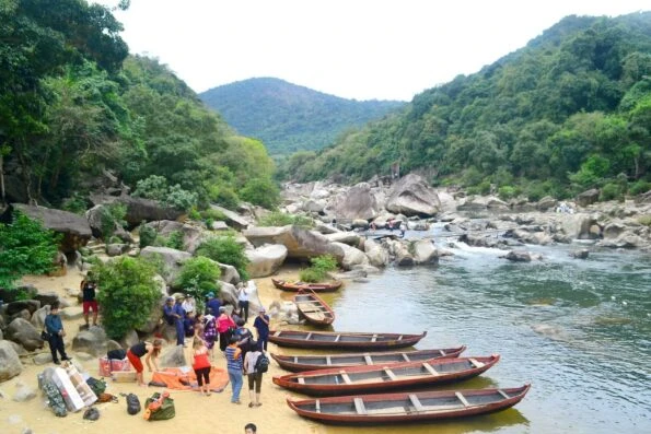 Hình ảnh hoạt động du lịch sinh thái tại xã An Nhơn Tây với du khách tham gia trekking trong rừng