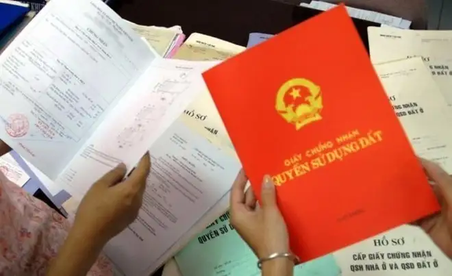 Giấy chứng nhận quyền sử dụng đất là giấy tờ quan trọng khi mua bán nhà đất