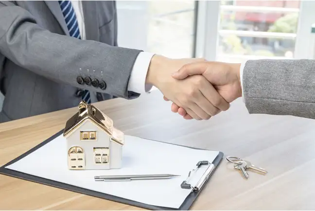 Đại lý bất động sản đang tiếp thị ngôi nhà
