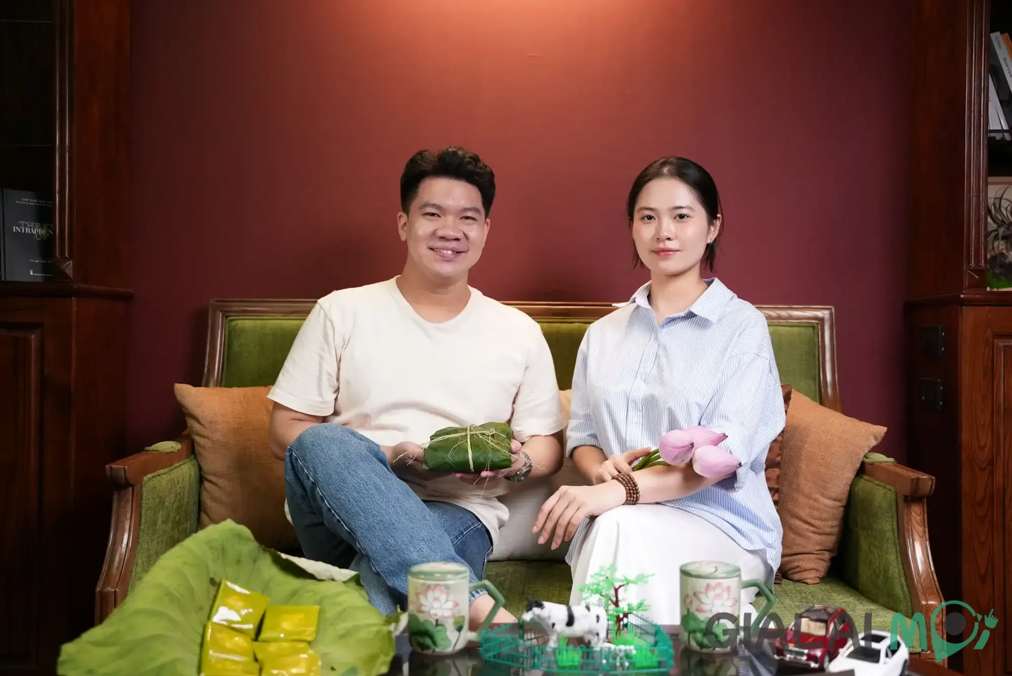 Người mua và người bán trao đổi về điều kiện và giá cả của ngôi nhà
