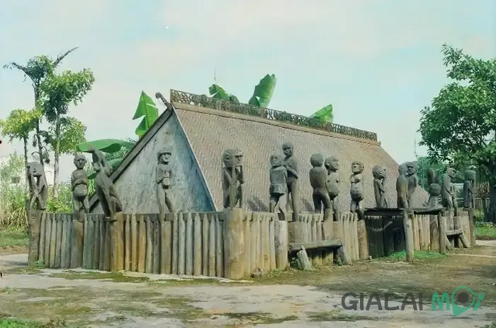 Nhà mồ truyền thống của người Ba Na ở Gia Lai