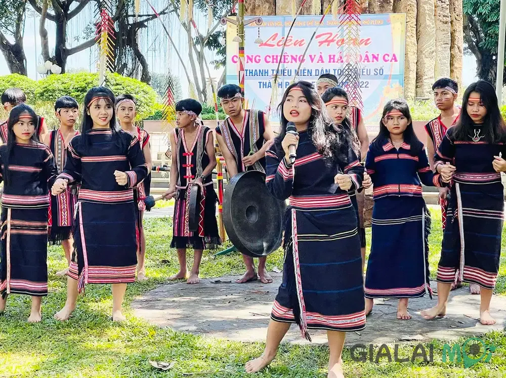 Người Jrai trong trang phục truyền thống tại Gia Lai