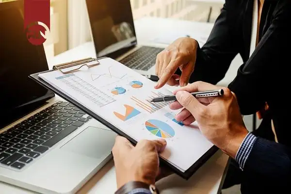 Minh họa nhà đầu tư nghiên cứu thị trường bất động sản
