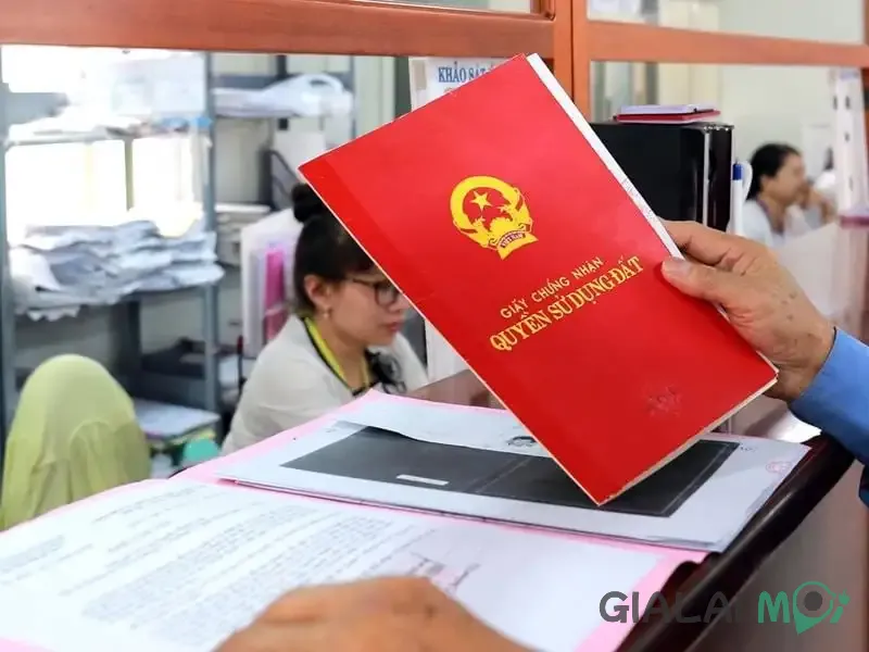 Sổ đỏ là giấy tờ pháp lý quan trọng khi bán nhà