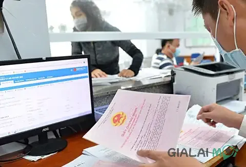 Người mua và bán nhà đang giao dịch tại văn phòng